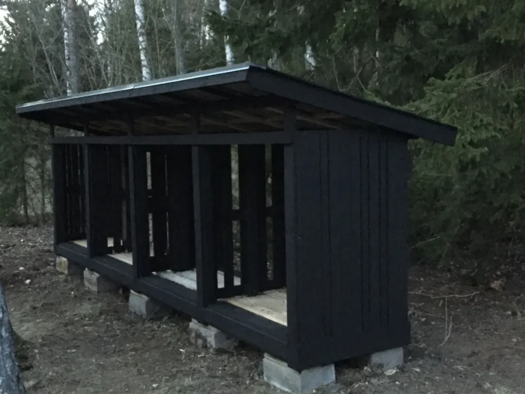 bygga vedskjul av lastpallar